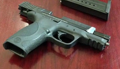 Este es el arma que una empleada civil del Sheriff compro ilegalmente, alega el procurador de Los Angeles.