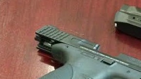 Este es el arma que una empleada civil del Sheriff compro ilegalmente, alega el procurador de Los Angeles.