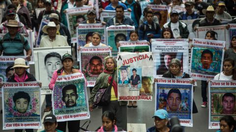 Padres de los 43 encabezan la marcha en Ciudad México.