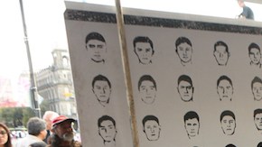 Los padres de los 43 iniciaron la tarde de este miércoles en el Zócalo capitalino un ayuno de 43 horas.