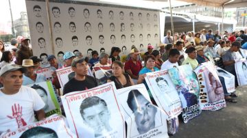 Los padres de los 43 iniciaron la tarde de este miércoles en el Zócalo capitalino un ayuno de 43 horas.