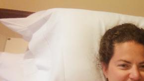 Rachel (izq.) y su esposo Robert Grindstaff posan con su bebito ya en el resguardo de un hospital.