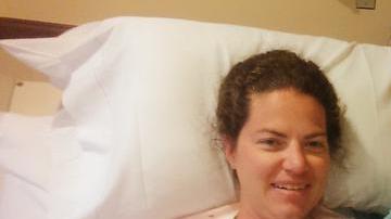 Rachel (izq.) y su esposo Robert Grindstaff posan con su bebito ya en el resguardo de un hospital.
