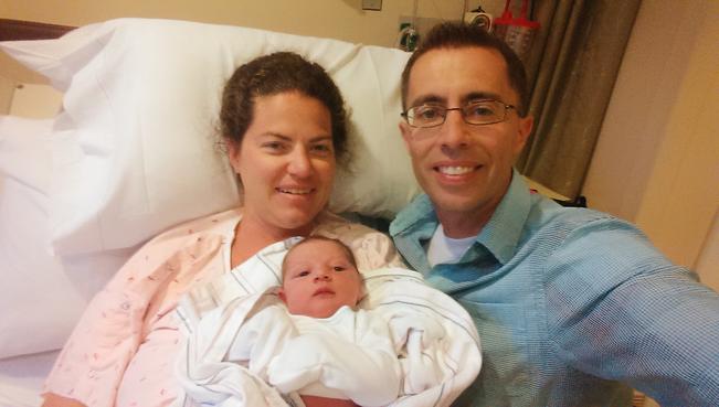 Rachel (izq.) y su esposo Robert Grindstaff posan con su bebito ya en el resguardo de un hospital.