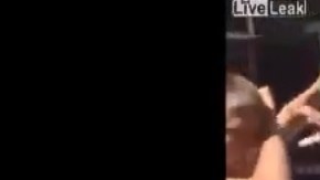 El agresor fue arrestado por la Policía de Huntington Beach.