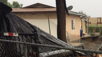 Las lluvias socavaron una de las paredes de la vivienda en San Gabriel.