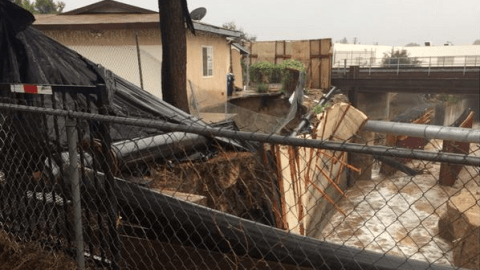 Las lluvias socavaron una de las paredes de la vivienda en San Gabriel.