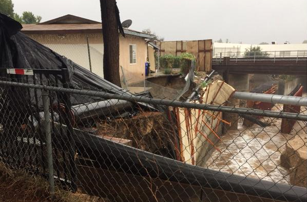 Lluvias en septiembre provocaron el derrumbe de una casa en San Gabriel. Se pronostican daños mayores.