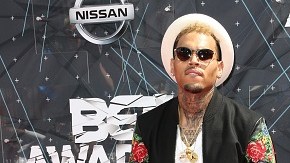 El cantante Chris Brown no sale de un problema legal para meterse en otro.