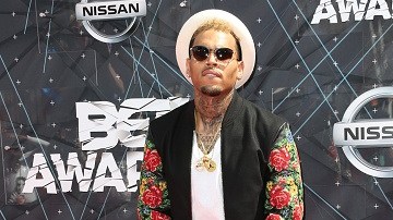 El cantante Chris Brown no sale de un problema legal para meterse en otro.