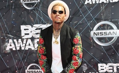 El cantante Chris Brown no sale de un problema legal para meterse en otro.