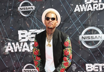 El cantante Chris Brown no sale de un problema legal para meterse en otro. 