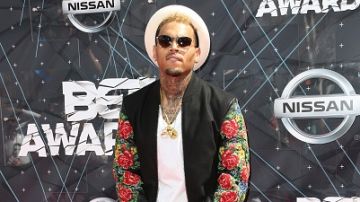 El cantante Chris Brown no sale de un problema legal para meterse en otro.