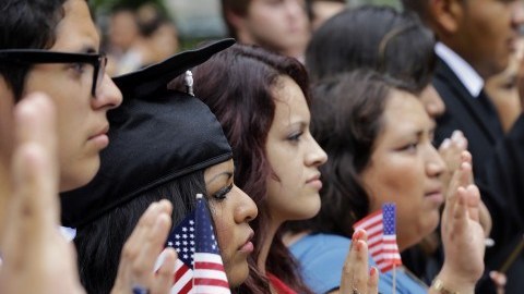La tasa de nacionalización de los inmigrantes mexicanos legales es mucho menor de la de los procedentes de Oriente medio.