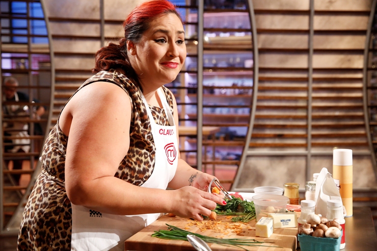La chef Claudia Sandoval en plena acción culinaria en uno de los episodios del reality show 'MasterChef'.