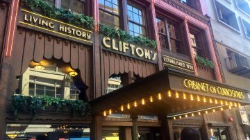 El 'nuevo' Clifton's ha recuperado la fachada original de los años 30.