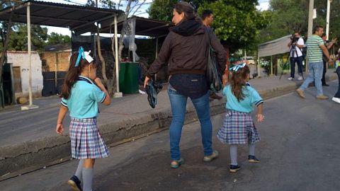 Decenas de estudiantes cruzan desde Venezuela a Colombia por un corredor humanitario habilitado por las autoridades venezolanas para retomar sus clases, interrumpidas desde hace dos semanas por el cierre de la frontera,