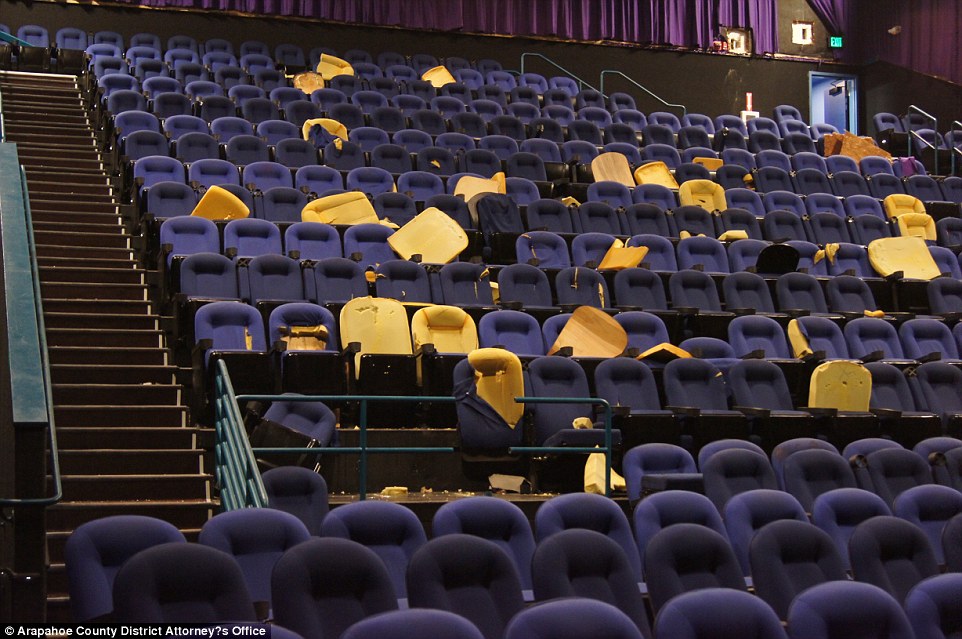 Así lucía la sala de cine tras el tiroteo.