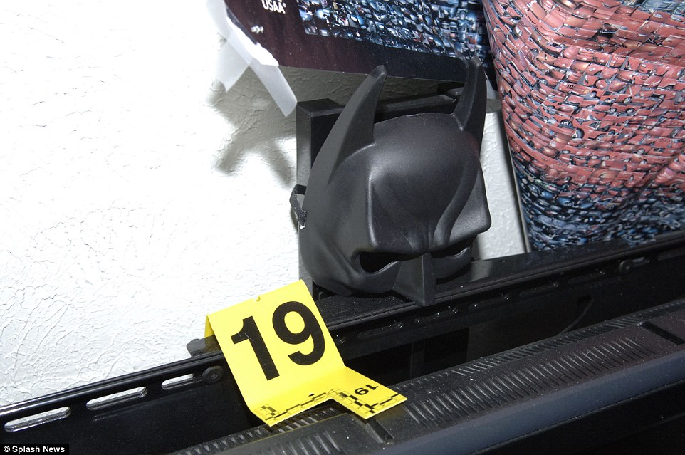 Una máscara de Batman se encontró en el apartamento de Holmes.