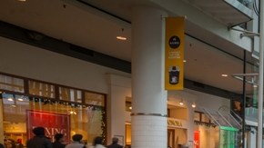 Las tiendas de compra necesitan nuevos empleados para cubrir las demandas de la temporada de regalos.