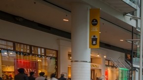 Las tiendas de compra necesitan nuevos empleados para cubrir las demandas de la temporada de regalos.