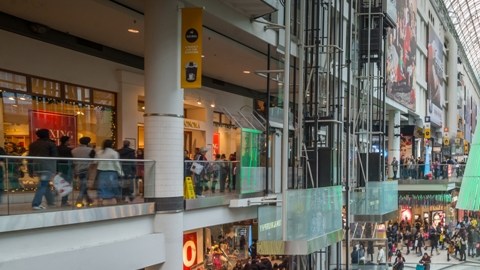 Las tiendas de compra necesitan nuevos empleados para cubrir las demandas de la temporada de regalos.