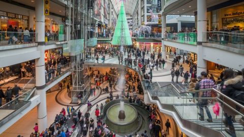 Las tiendas de compra necesitan nuevos empleados para cubrir las demandas de la temporada de regalos.