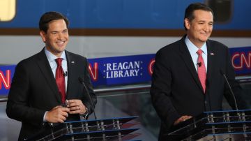 Marco Rubio y Ted Cruz, dos senadores desdencientes de inmigrantes cubanos que quieren restringir a otros inmigrantes.