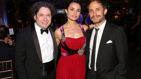 Gustavo Dudamel y Gael García Bernal, entre la novia del actor mexicano, la modelo argentina Belén Chavanne, en la gala del martes noche de la Filarmónica de LA.