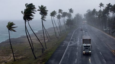 ERIKA SE SITÚA A 120 KILÓMETROS DEL SUR DE R. DOMINICANA Y AVANZA HACIA HAITÍ