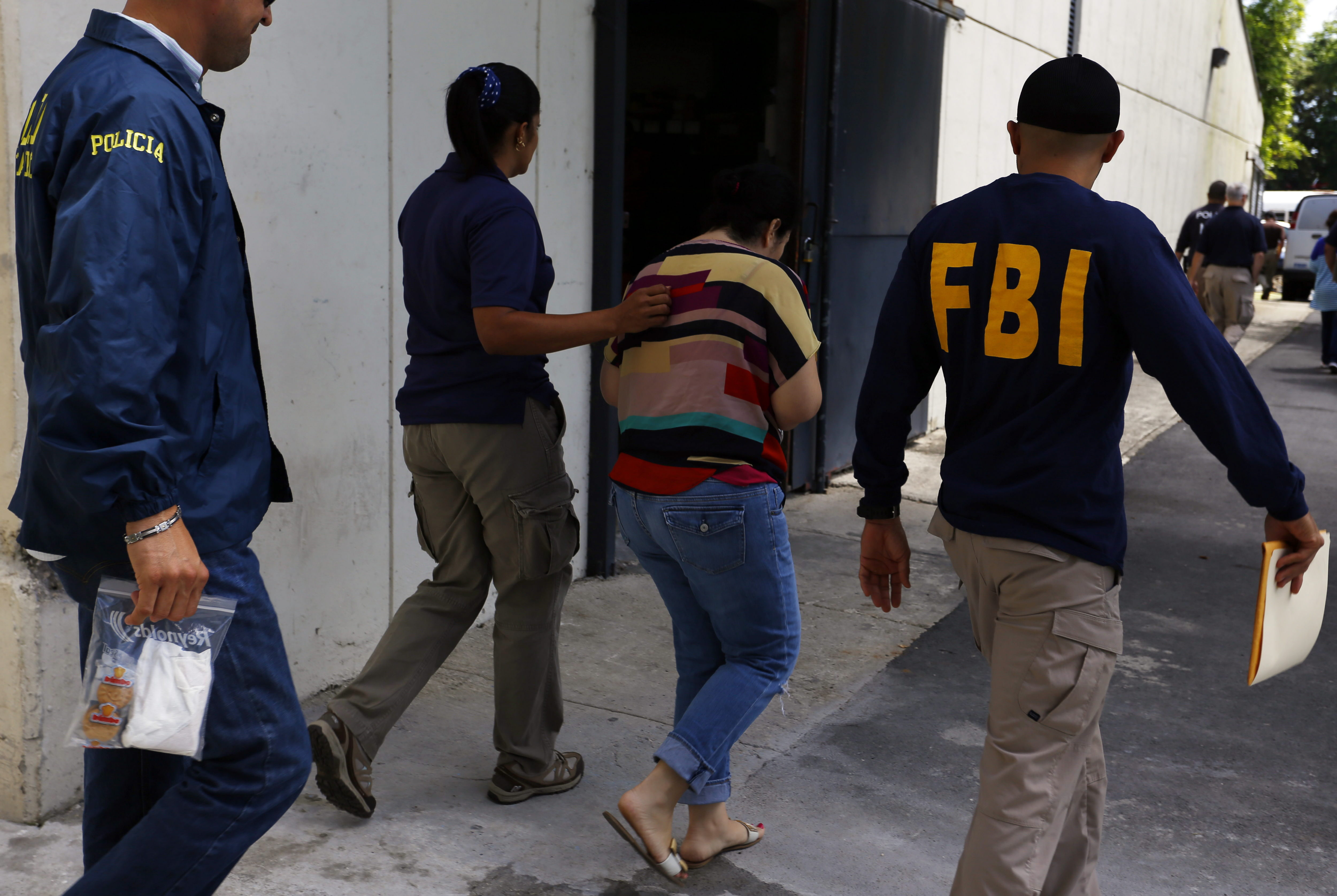 FBI Detiene A Decenas Por Fraude Con Tutorías - La Opinión