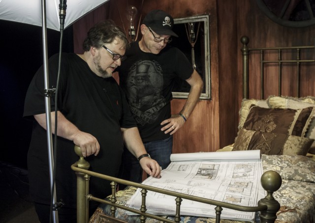 Guillermo del Toro y su laberinto del terror 'Crimson Peak: Maze of Madness', que debuta en Halloween Horror Nights, en California y Florida, este viernes.