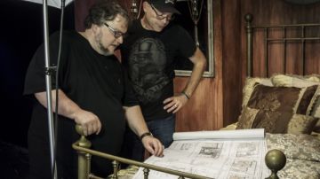 Guillermo del Toro y su laberinto del terror 'Crimson Peak: Maze of Madness', que debuta en Halloween Horror Nights, en California y Florida, este viernes.