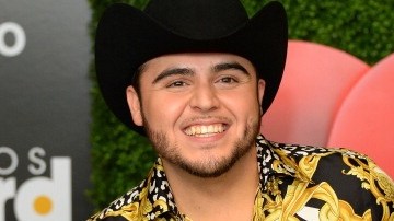 Gerardo Ortiz se enfoca en cantar y cosechar éxitos, y su equipo de todo lo demás.