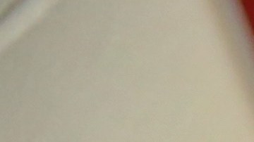 Un inmigrante detenido abraza a sus hijos durante una visita en el centro de Adelanto, en California.