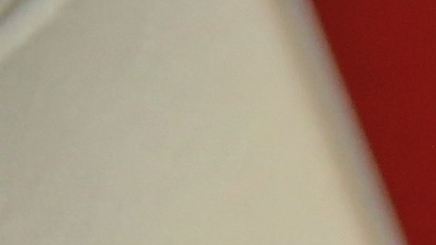 Un inmigrante detenido abraza a sus hijos durante una visita en el centro de Adelanto, en California.