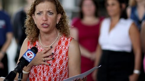 La Presidenta del DNC Debbie Wasserman Schultz fue interrumpida por protestas internas este fin de semana, que pedían más debates