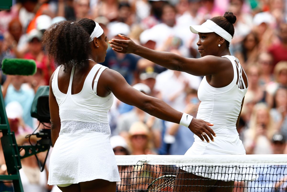 Serena y Venus se abrazan luego de su más reciente match, en  la cuarta ronda de Wimbledon 2015.
