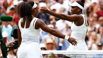 Serena y Venus se abrazan luego de su más reciente match, en la cuarta ronda de Wimbledon 2015.