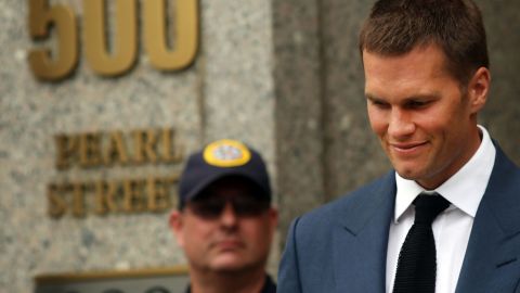 Tom Brady, con una interesante sonrisa tras dejar la Corte el pasado 31 de agosto, acaso sabiendo que el caso en su contra no iba a proceder.