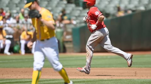 Albert Pujols recorre las bases tras conectarle a Sonny Gray, de los Atléticos, el jonrón 35 de la temporada, en un triunfo de los Angels.