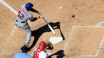 El cubano Yoenis Céspedes, de los Mets, conecta uno de sus tres extrabases del importante juego del lunes en Washington, DC.