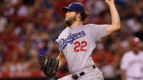 Clayton Kershaw bajó su promedio de carreras limpias a 2.15 al derrotar a los Angels.