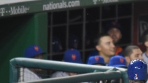 Yoenis Céspedes es recibido en la caseta tras conectar su jonrón en la octava entrada que fue decisivo.