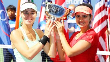 Martina Hingis (izq.) y Sania Mirza con el trofeo de campeonas de dobles del US Open.