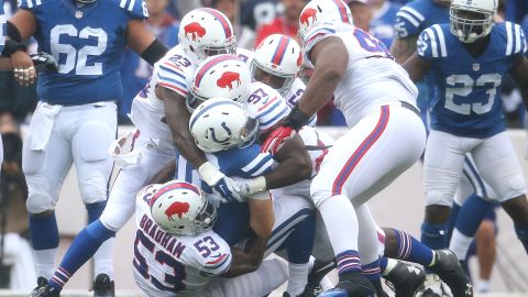 La golpeadora defensa de los Bills maltrató a Andrew Luck en la semana 1. Ahora van por Tom Brady.