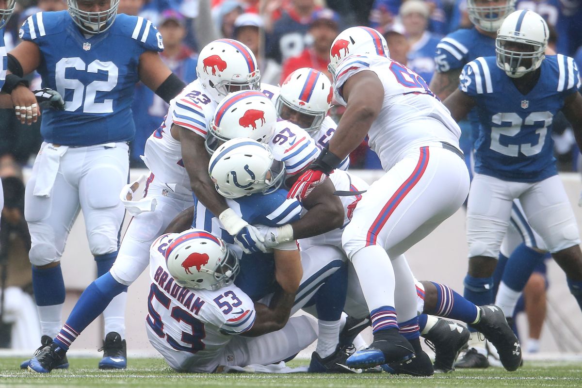 La golpeadora defensa de los Bills maltrató a Andrew Luck en la semana 1. Ahora van por Tom Brady / Getty Images