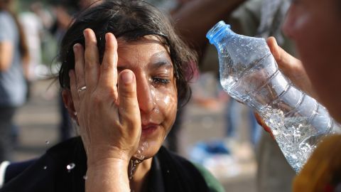 El aerosol de pimienta es un compuesto químico que irrita los ojos hasta el punto de causar lágrimas, dolor e incluso ceguera temporal.