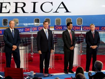 George Pataki, Rick Santorum, Bobby Jindal y Lindsey Graham en el escenario durante los debates presidenciales republicanos el 16 de septiembre de 2015.