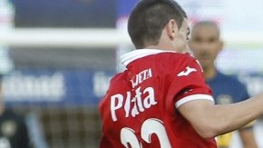 Momento espeluznante en el que la pierna de Ezequiel Ham, de Argentinos Juniors, se rompe por la entrada de Carlos Tevez, de Boca Juniors.